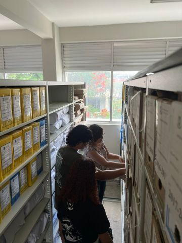 Arquvisita Euliene Rocha (Chefe do Arquivo Geral) e Alunos do primeiro período do curso de História da UFCG (Visita técnica)